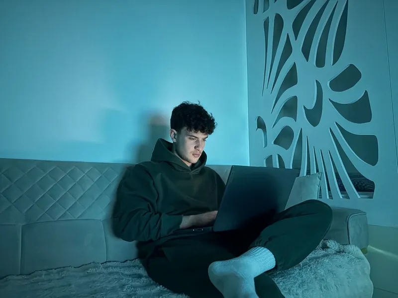 Enver u fokusu, radi na laptopu