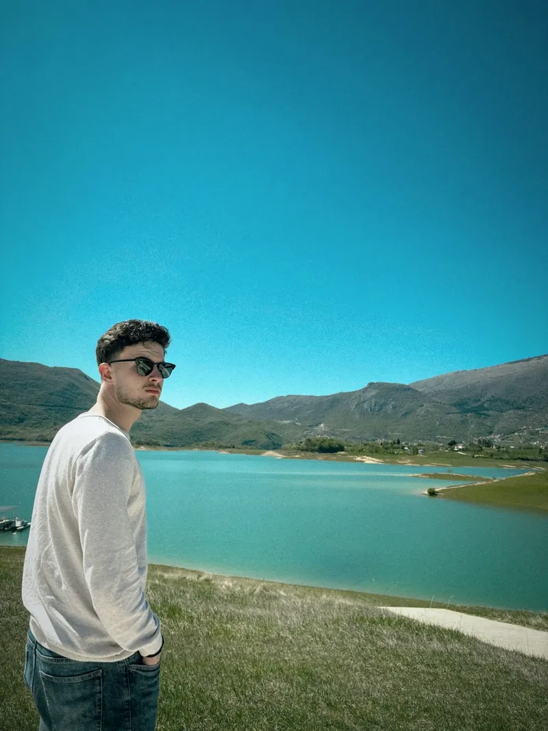 Enver pored jezera