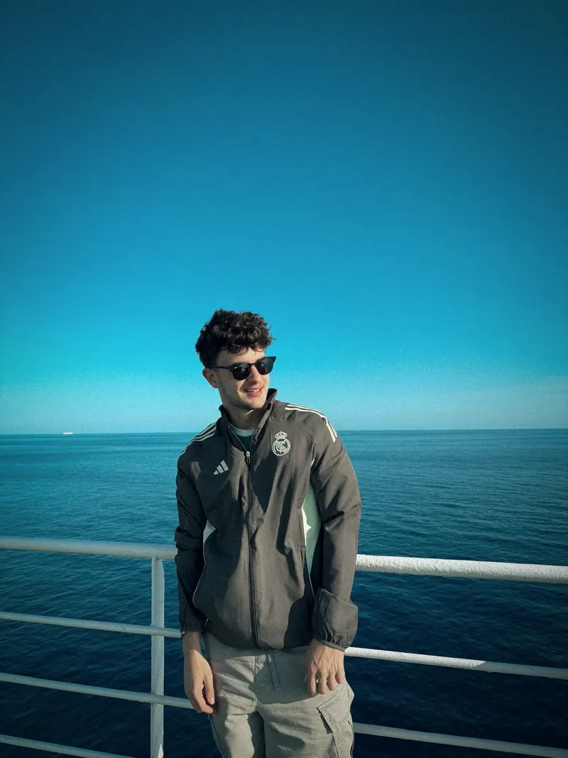 Enver na palubi broda, otvoreno more