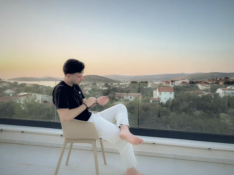 Enver na terasi u zalazak sunca